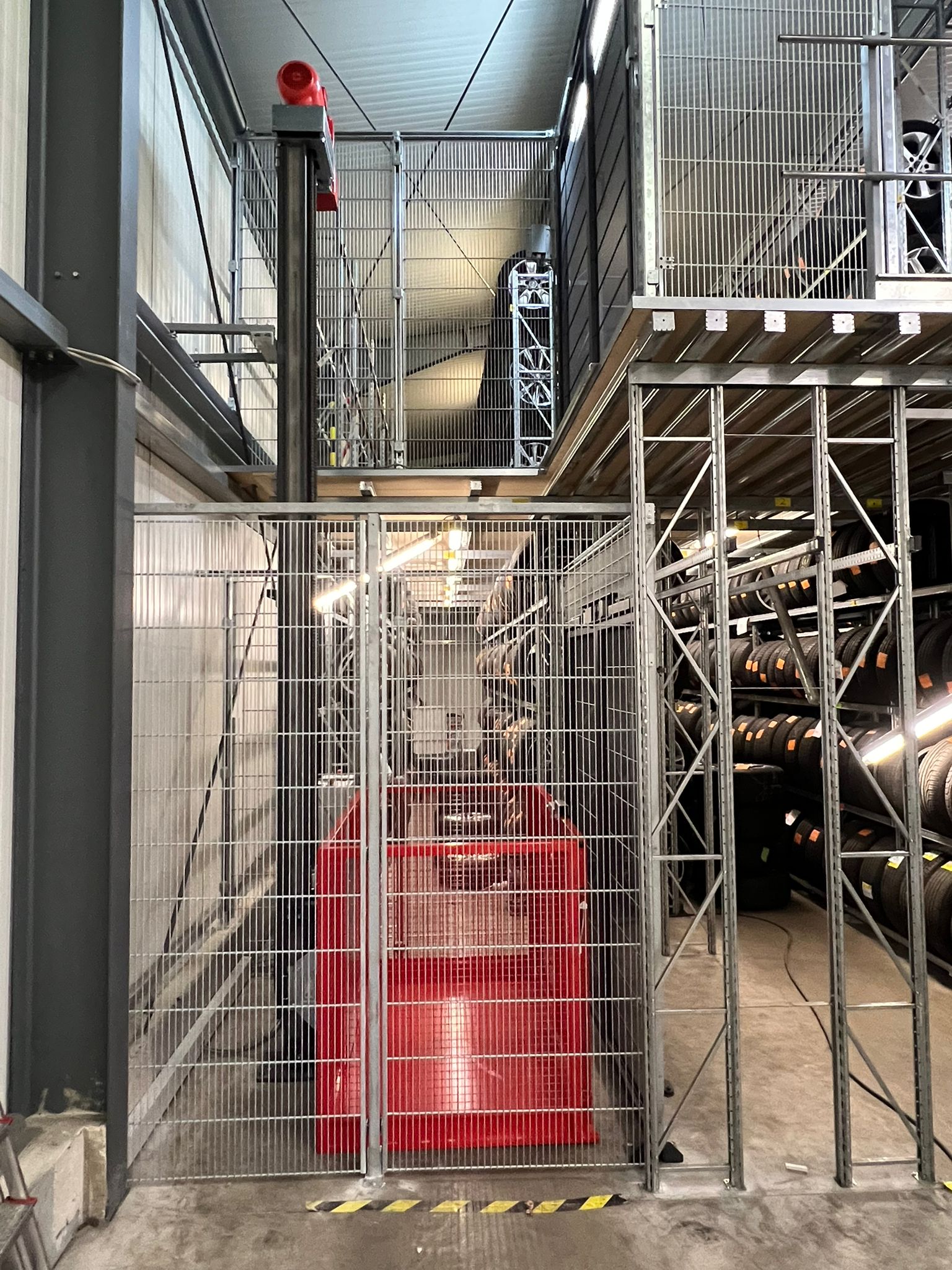 Güteraufzug in Lagerbühne