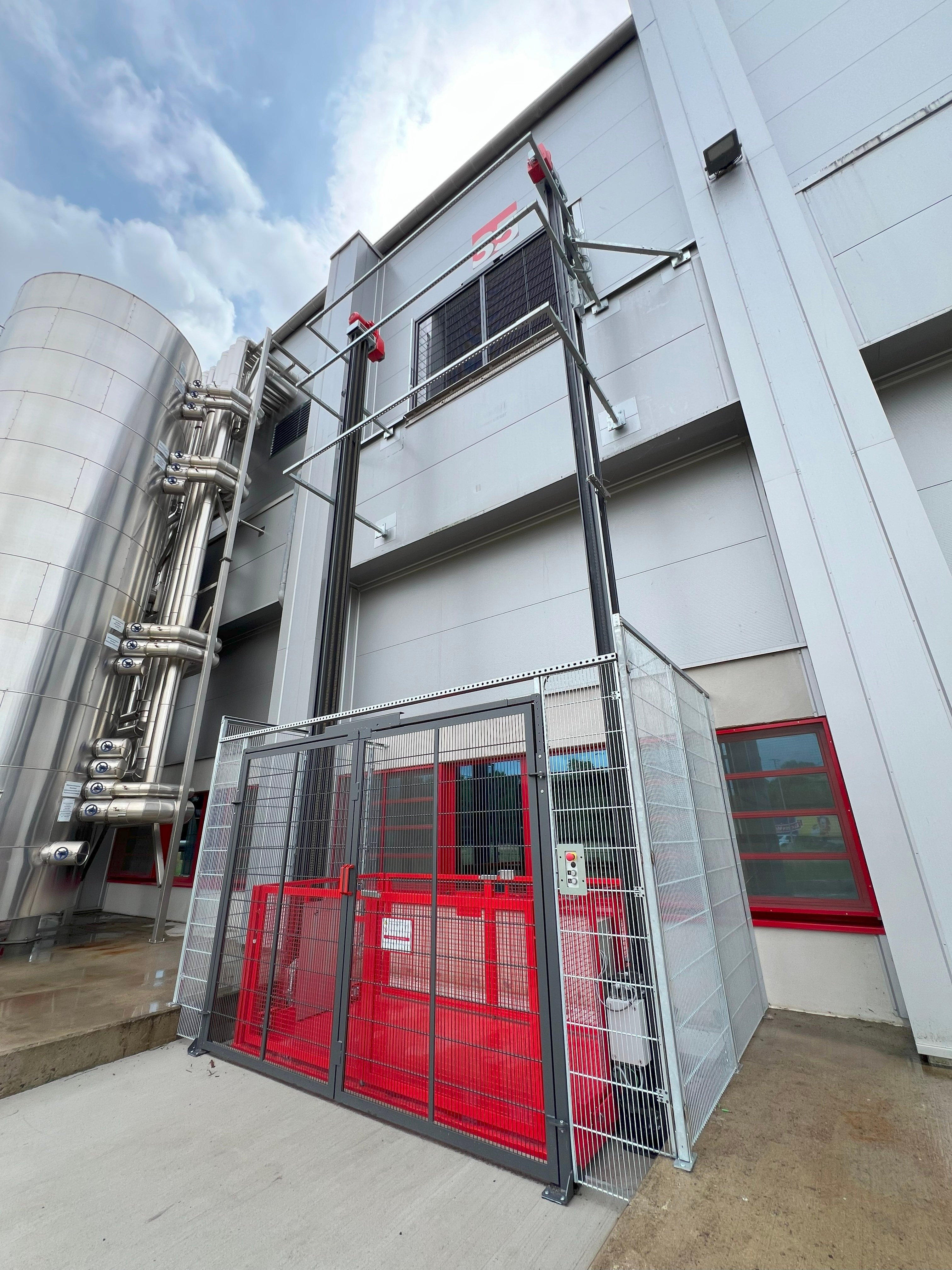 Güteraufzug an Gebäudefassade