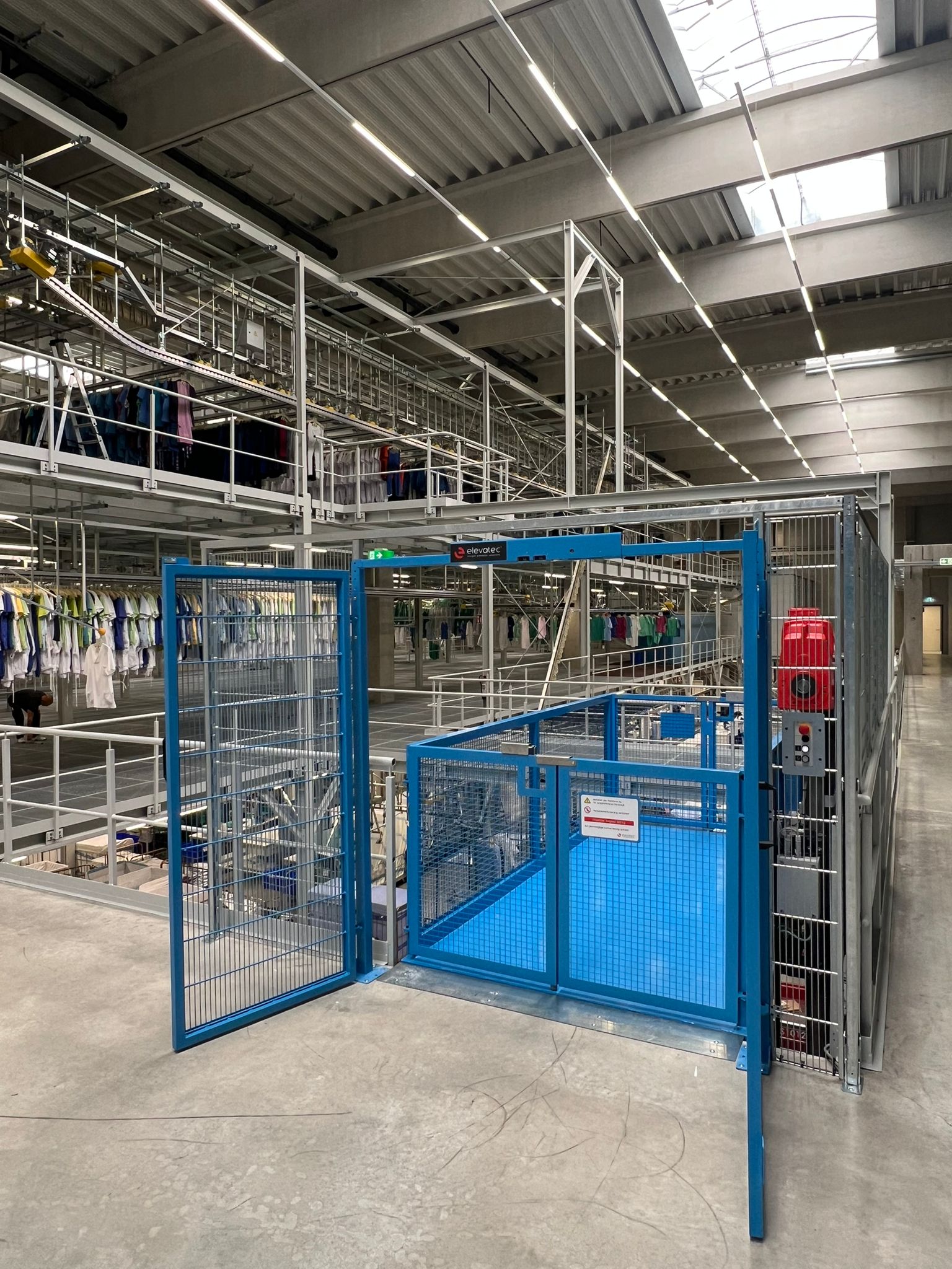 Staplerschleuse oder betretbarer Güteraufzug? – Warum der Aufzug die zukunftssichere Lösung ist.